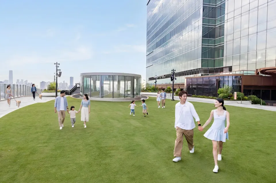 MegaBox 宣傳圖展示 Mega Sky 草地、遊人及牽繩狗隻
